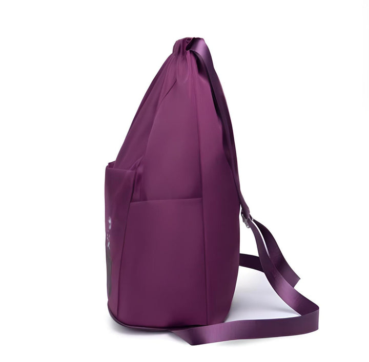 Lichtgewicht, opvouwbare damesrugzak in levendige kleuren, met verstelbare banden en trekkoord voor een elegant design.