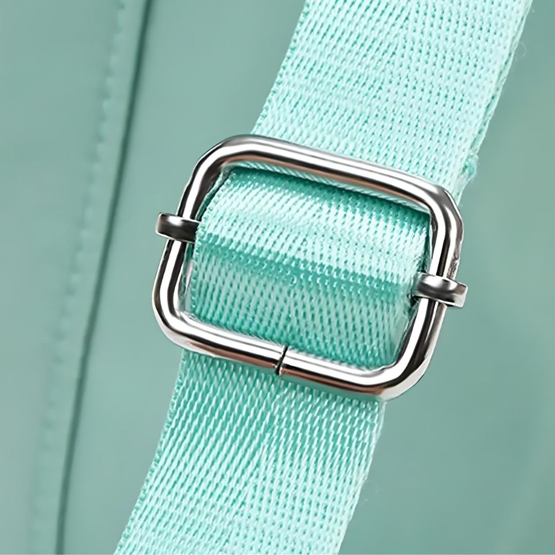 Lichtgewicht, opvouwbare damesrugzak in levendige kleuren, met verstelbare banden en trekkoord voor een elegant design.