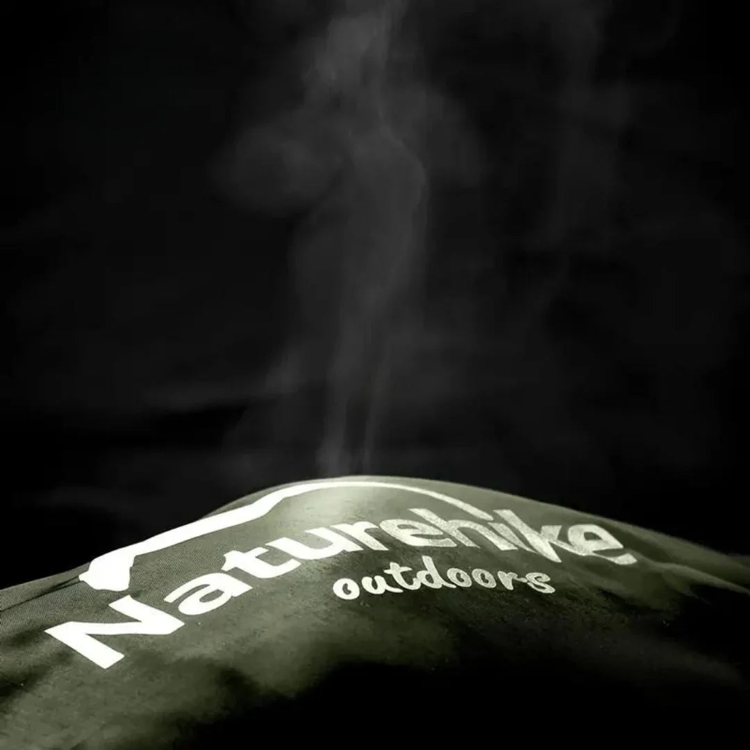 Ultralichte slaapzak voor kamperen, geïsoleerd, ademend, perfect voor koele nachten buiten, compact op te bergen.