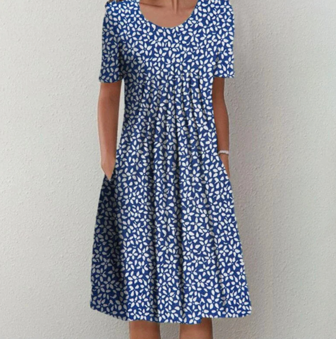Lichte dames zomerjurk met levendige prints, midi-lengte, ideaal voor warme dagen en modieuze optredens.