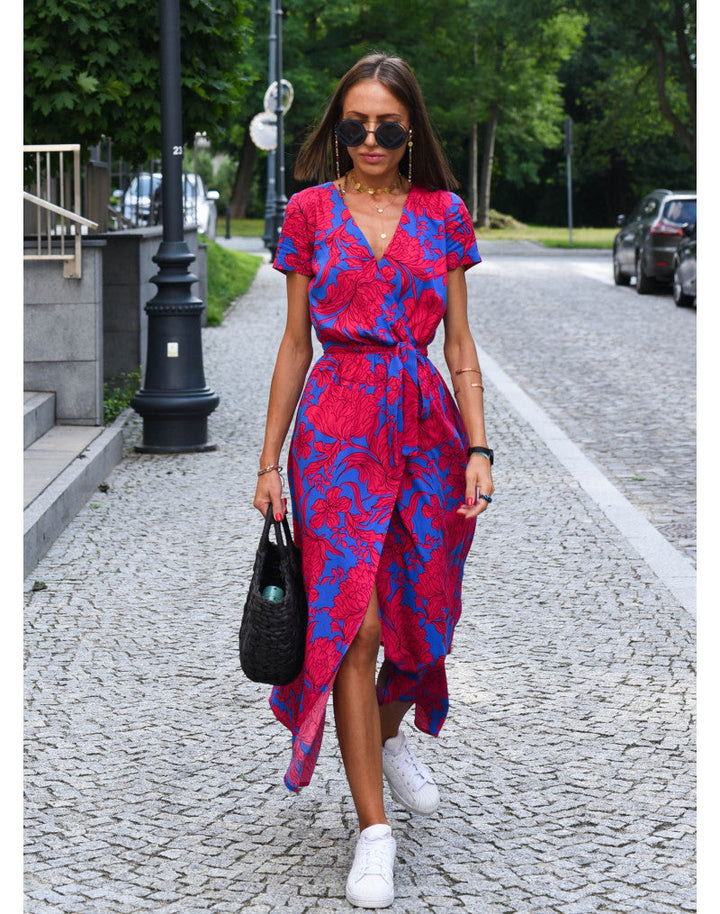 Elegante en comfortabele zomerjurk voor dames met levendige kleuren en veelzijdig ontwerp; ideaal voor warme dagen.
