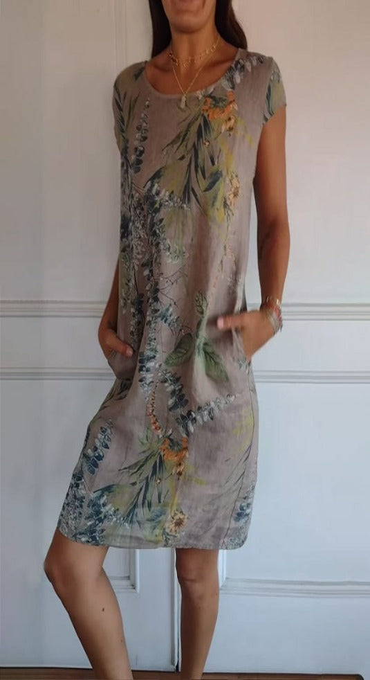 Model draagt een comfortabele en stijlvolle dameszomerjurk