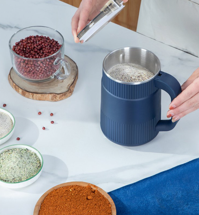 Krachtige roestvrijstalen graanmolen, maalt granen tot fijn meel, met modern design, ideaal voor de keuken.