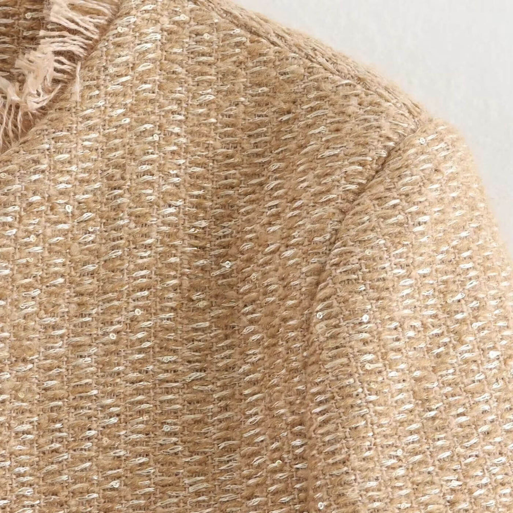 Dames Lena Tweedjas, gestructureerd met gouden details, ideaal voor een elegante, comfortabele en veelzijdige uitstraling.