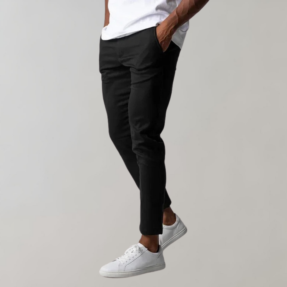 Man draagt een Levi casual chinobroek, toont pasvorm en ontspannen stijl.