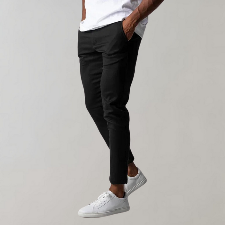 Man draagt een Levi casual chinobroek, toont pasvorm en ontspannen stijl.