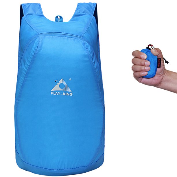 Reiziger met de compacte 20L opvouwbare rugzak. Een lichtgewicht, waterbestendige unisex dagrugzak voor onderweg.