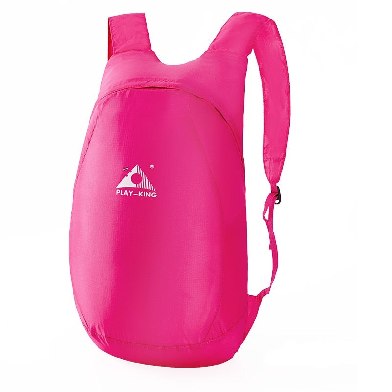 Vrouw pakt waterbestendige 20L opvouwbare rugzak in voor citytrip. Lichtgewicht, compacte reistas dagrugzak unisex.