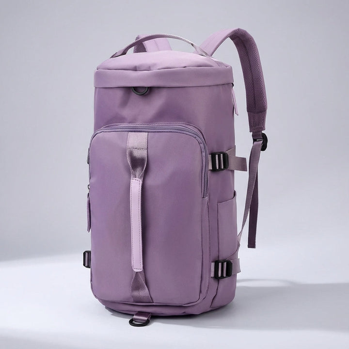 Reiziger met lichtgewicht Voyagrin reistas op de rug. Multifunctionele backpack voor comfortabel en georganiseerd reizen.
