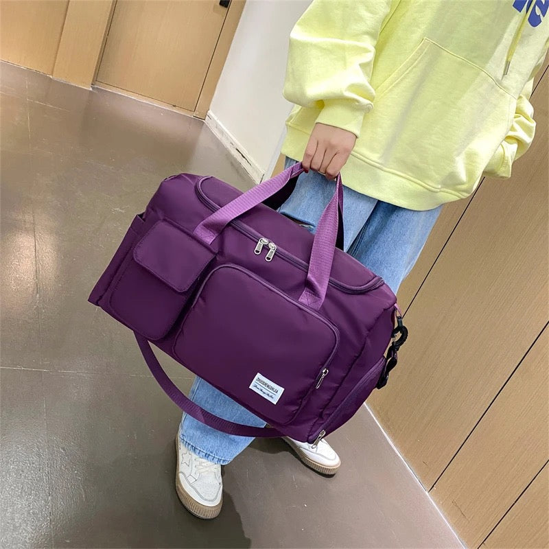 Paarse dames reistas met schoenenvak en meerdere zakken, ideaal voor reizen en sport, stevig en waterdicht.
