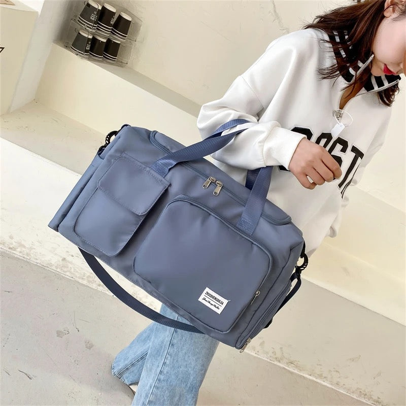 Paarse dames reistas met schoenenvak en meerdere zakken, ideaal voor reizen en sport, stevig en waterdicht.