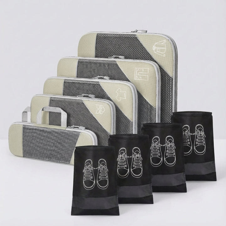 Opengeklapte LiteCube packing cubes in diverse maten, klaar om al je reisbenodigdheden gestructureerd op te bergen.