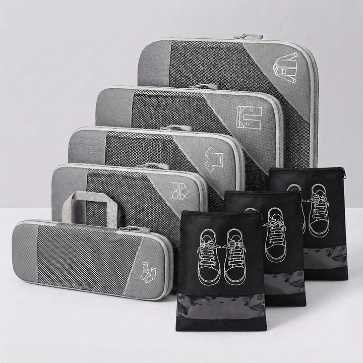 De LiteCube reis organizer set toont verschillende maten, ideaal om kleding en accessoires gescheiden te houden.