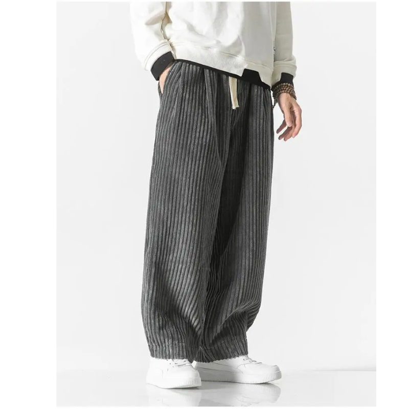 Heren corduroy broek, beige, achteraanzicht, losvallend voor comfort en stijlvol uiterlijk.