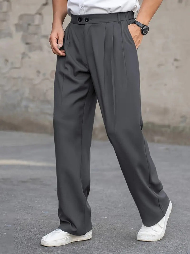 Comfortabele, ademende herenbroek in verschillende kleuren. Zachte stof, ideaal voor een stijlvolle outfit in de frisse seizoenen.