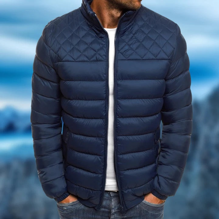 Logan waterafstotende en winddichte gewatteerde herenjas, ideaal voor herfst en winter, met comfortabele bescherming.