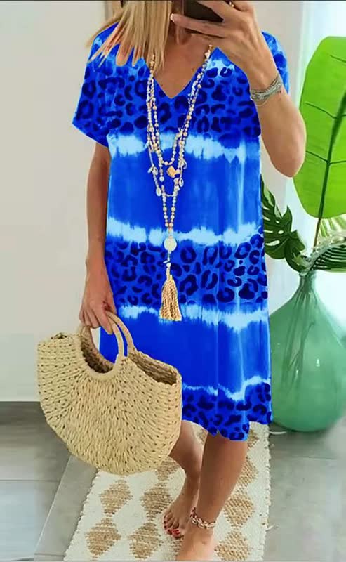 Losse v-hals zomerjurk voor dames met trendy print. Comfortabele, veelzijdige casual kleding met korte mouwen.