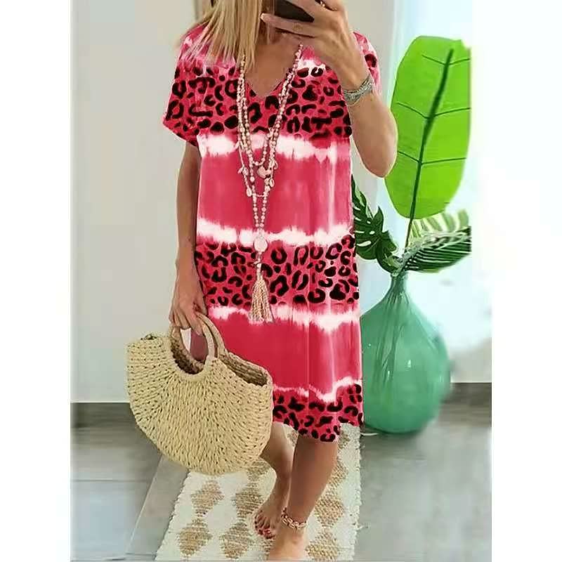 Casual dames v-hals zomerjurk. Losse pasvorm met trendy print, perfect voor comfortabele strandmode.