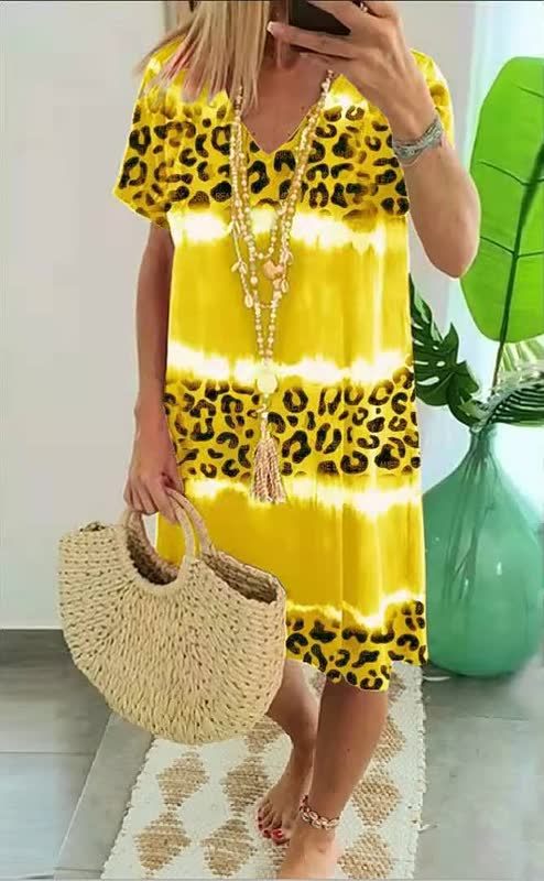 Veelzijdige dames zomerjurk met v-hals, losse pasvorm en trendy print. Comfortabele kleding voor elke dag.