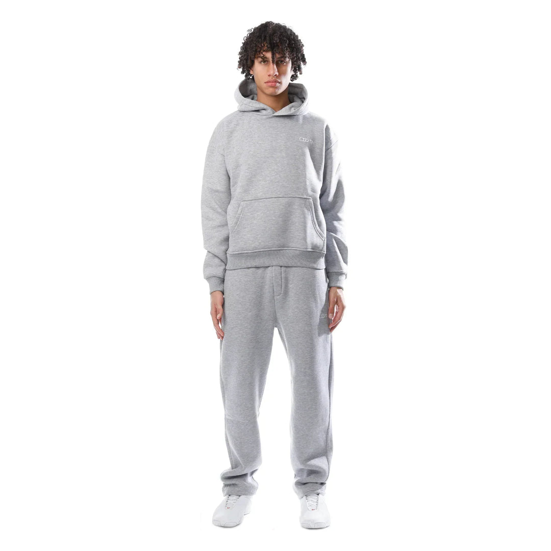 Bruine lounge set bestaande uit broek en trui, comfortabele pasvorm, veelzijdig te combineren.