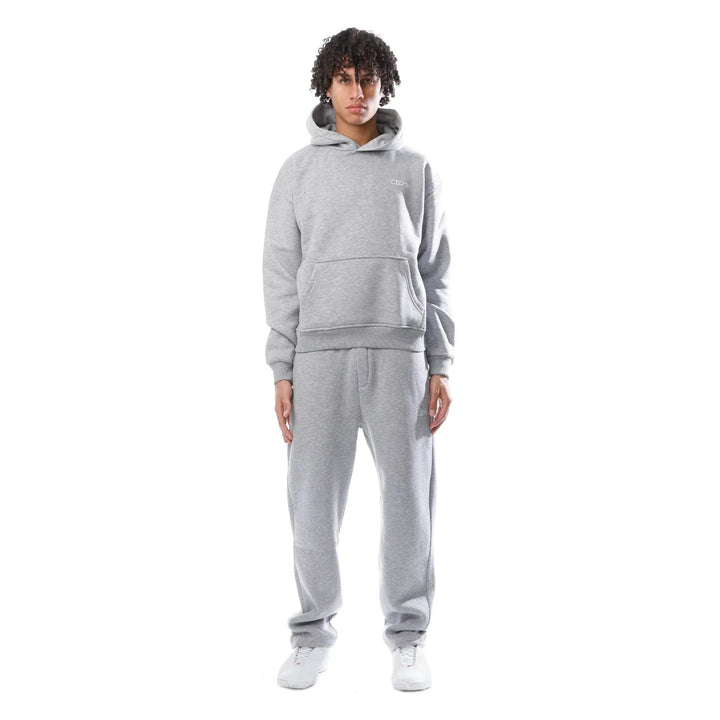 Bruine lounge set bestaande uit broek en trui, comfortabele pasvorm, veelzijdig te combineren.