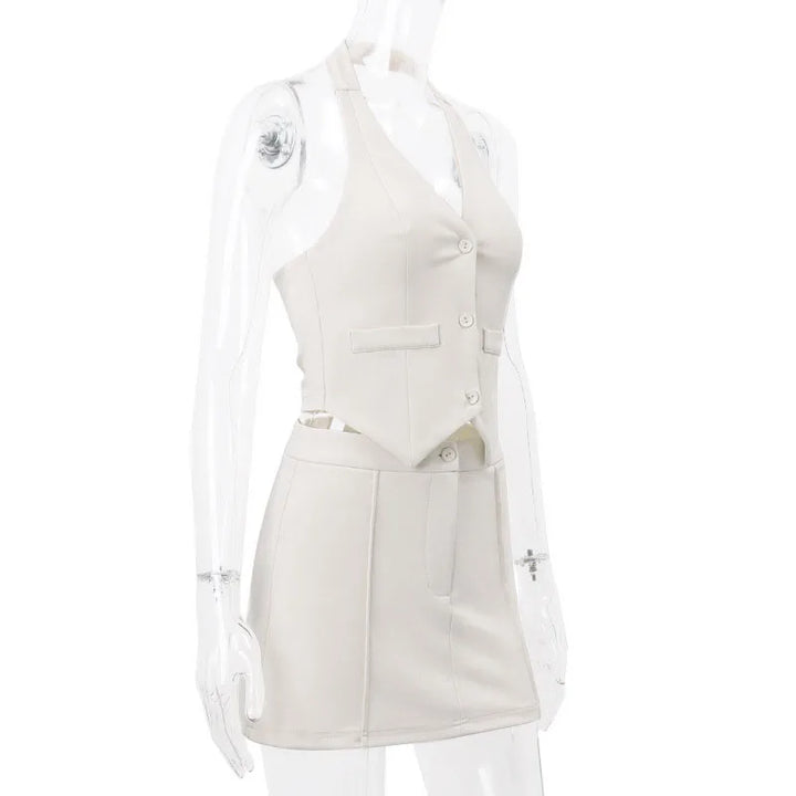 Stijlvolle dames kantooroutfit Nayeli, luchtig en comfortabel. Abrikooskleurig tweedelig setje voor een elegante zakelijke look.
