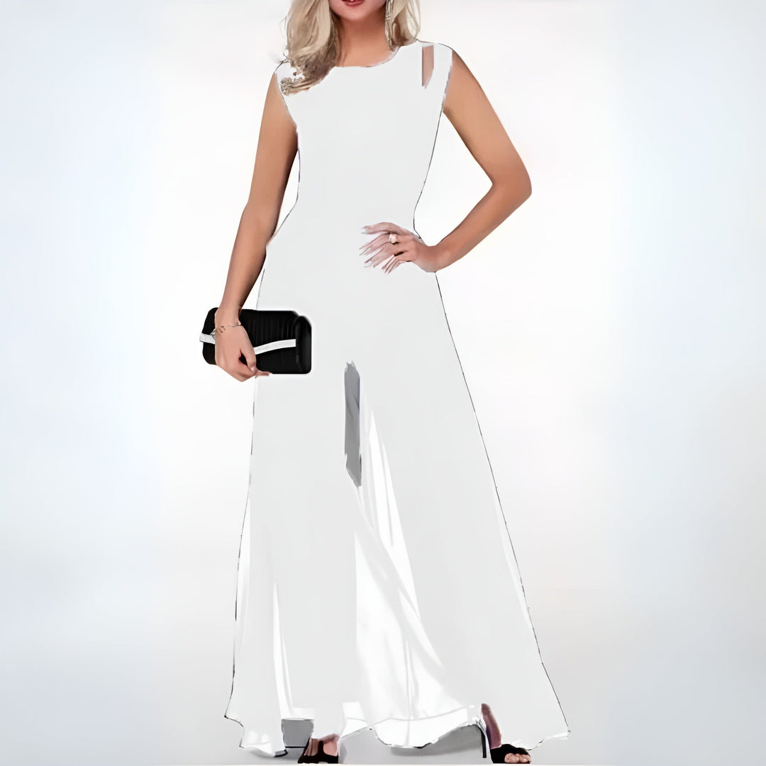 Modieuze Linan jumpsuit met koningsblauw, zwart en wit als dominierende kleuren.