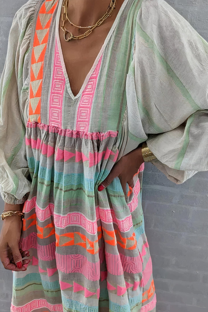 Luchtige, elegante dames zomerjurk in levendige kleuren, ideaal voor stranddagen en warme zomermomenten.
