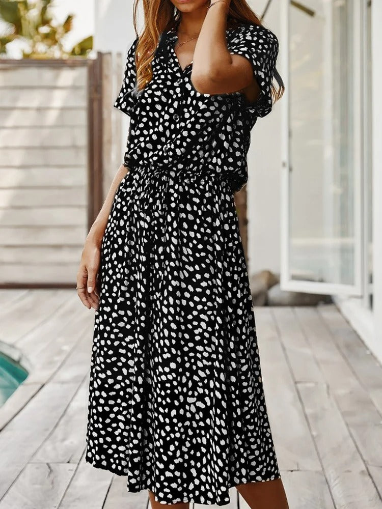 Luchtige zomerjurk met stippenpatroon, korte mouwen, perfecte pasvorm, ideaal voor warme dagen en stijlvolle zomerlooks