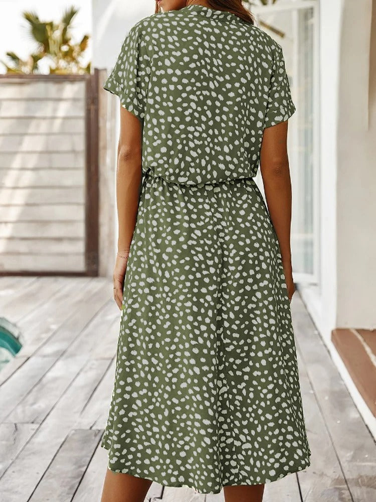 Luchtige zomerjurk met stippenpatroon, korte mouwen, perfecte pasvorm, ideaal voor warme dagen en stijlvolle zomerlooks