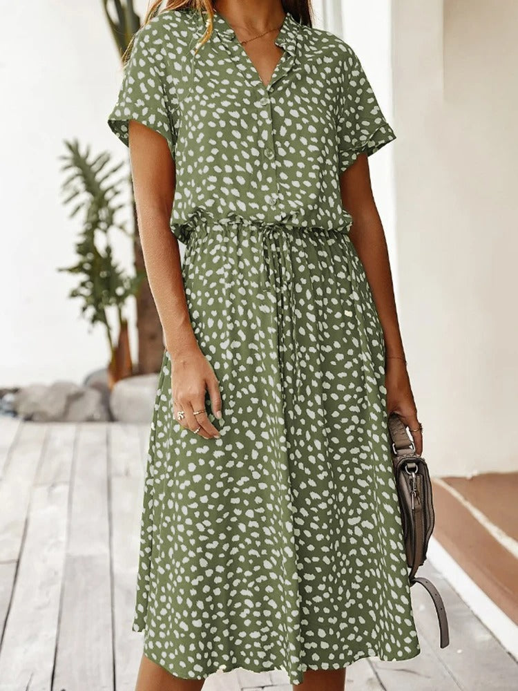 Luchtige zomerjurk met stippenpatroon, korte mouwen, perfecte pasvorm, ideaal voor warme dagen en stijlvolle zomerlooks