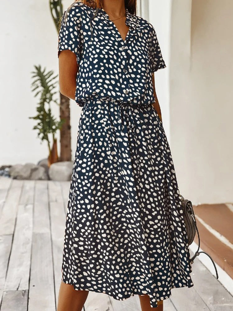Luchtige zomerjurk met stippenpatroon, korte mouwen, perfecte pasvorm, ideaal voor warme dagen en stijlvolle zomerlooks