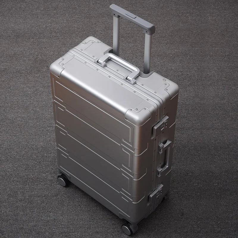 Luxe aluminium hardshell reiskoffer Pristina, zilverkleurig, met stijlvol geribbeld design. Duurzaam en veilig.