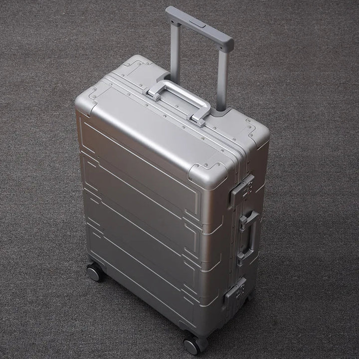 Luxe aluminium hardshell reiskoffer Pristina, zilverkleurig, met stijlvol geribbeld design. Duurzaam en veilig.