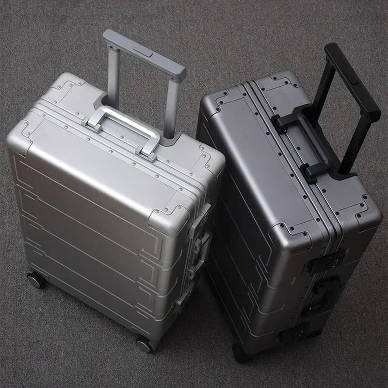 Zilveren aluminium hardshell koffer met soepele 360° spinnerwielen en geïntegreerd TSA-cijferslot voor veilig reizen.