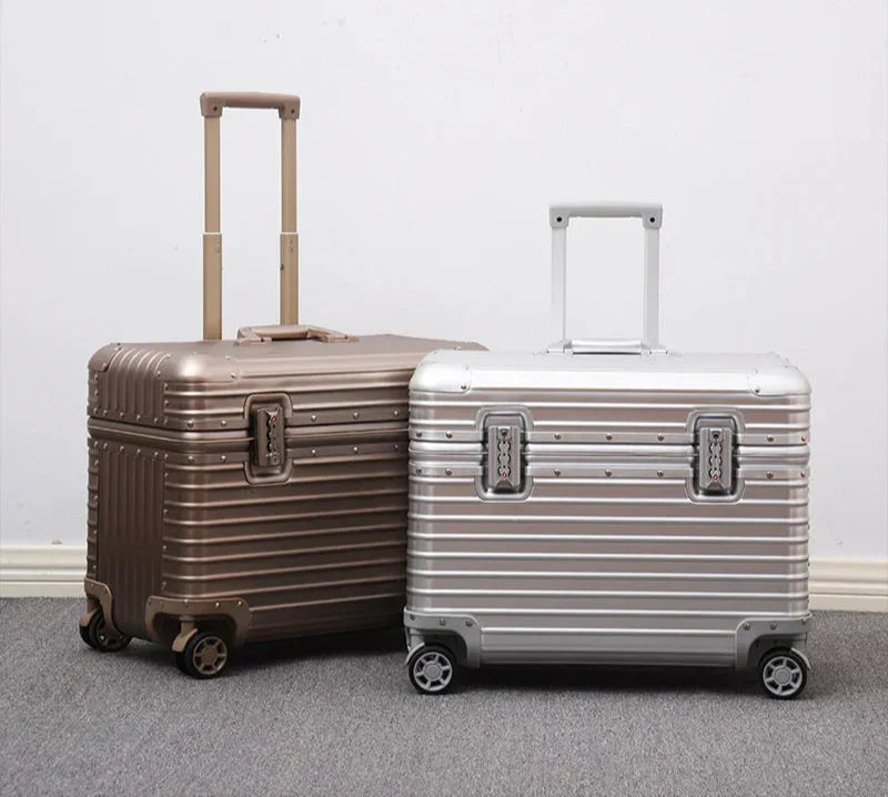 Luxe unisex reiskoffer van aluminium, model 'Monaco', een perfecte hardcase voor veeleisende reizigers.