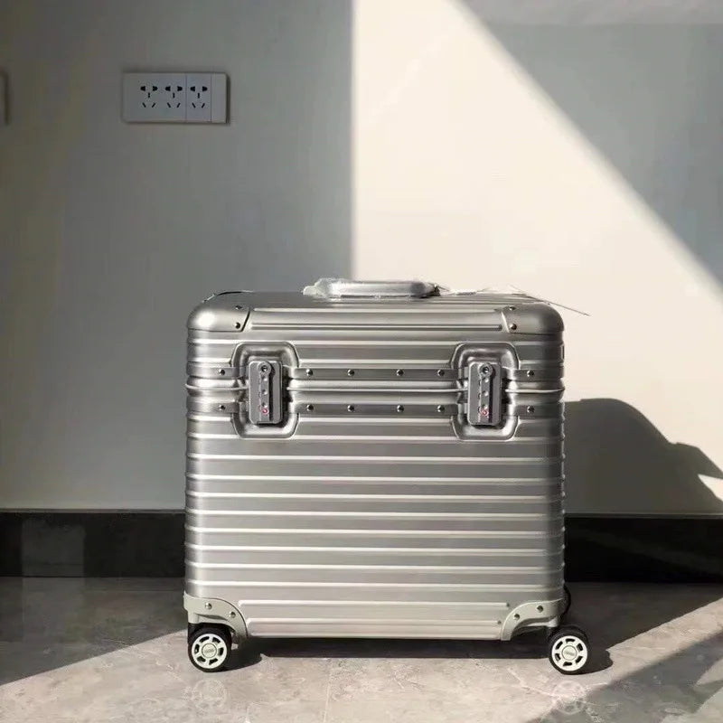 Elegante aluminium koffer 'Monaco' met soepele spinnerwielen, klaar voor vertrek; perfecte hardcase bagage.
