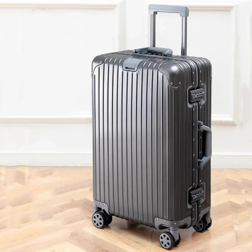 Stijlvolle duurzame aluminium ruimbagage koffer, ideaal voor lange reizen, met luxe afwerking.