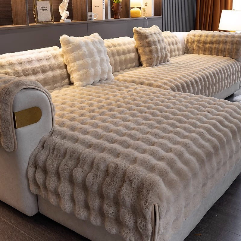 Zijaanzicht luxe anti-slip bankhoes op moderne sofa. Perfecte pasvorm en decoratie voor woonkamer.