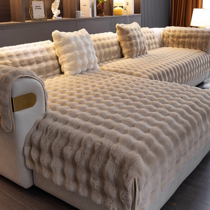 Zijaanzicht luxe anti-slip bankhoes op moderne sofa. Perfecte pasvorm en decoratie voor woonkamer.