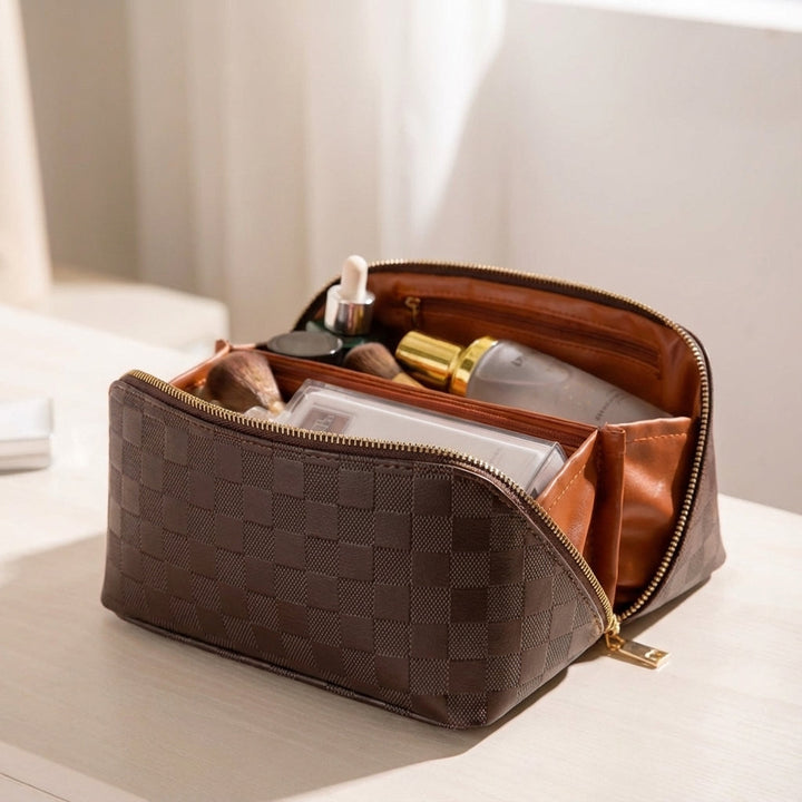 Duurzame cosmetictas van waterafstotend polyurethaanleer. Luxe organizer en toiletzak voor dames make-up.