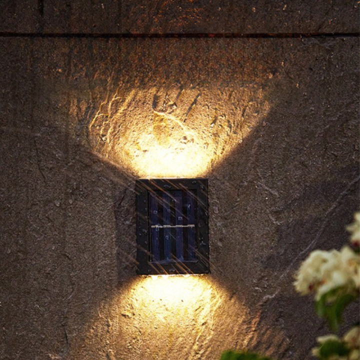 Energiezuinige draadloze solar wandlamp; perfecte LED buitenverlichting voor een moderne, milieuvriendelijke tuin.