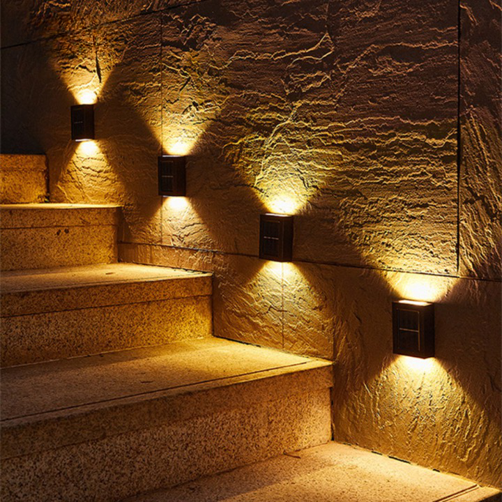 Stijlvolle SolarGlow wandlamp met LED-verlichting; draadloos design voor diverse buiten- en tuinmuren.