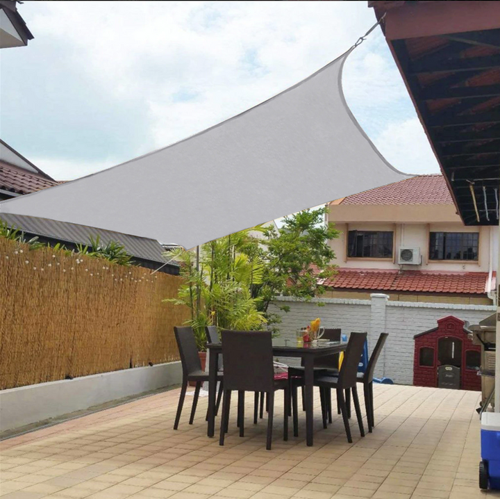 Vierkant schaduwdoek grijs, perfect als terrasdoek. Biedt UV-bescherming en is waterafstotend voor zomercomfort.