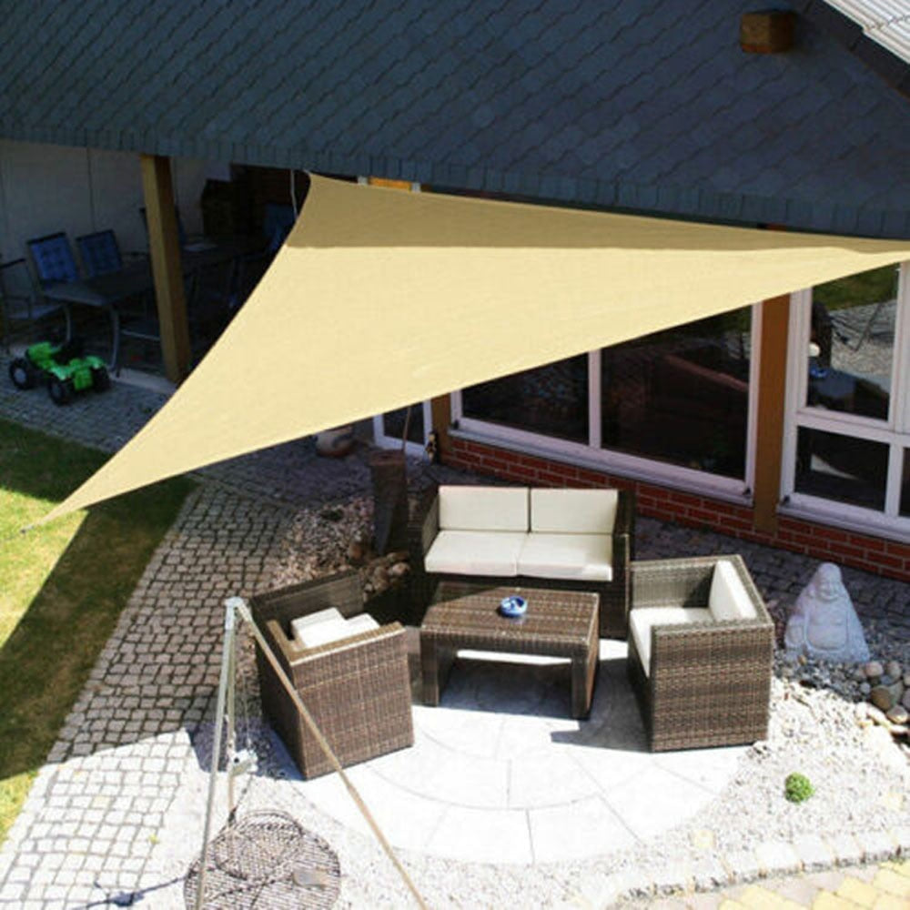 Beige schaduwdoek als balkondoek. Luxe, waterafstotende en UV-werende zonwering voor privacy en koelte.
