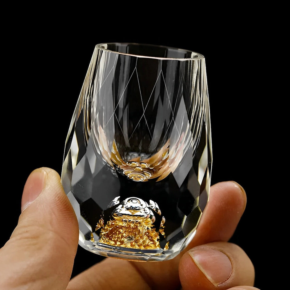 Luxe handgemaakte kristalglazen met elegante goudvlokken. Perfect voor whisky, cocktails en premium dranken. Set van 2.