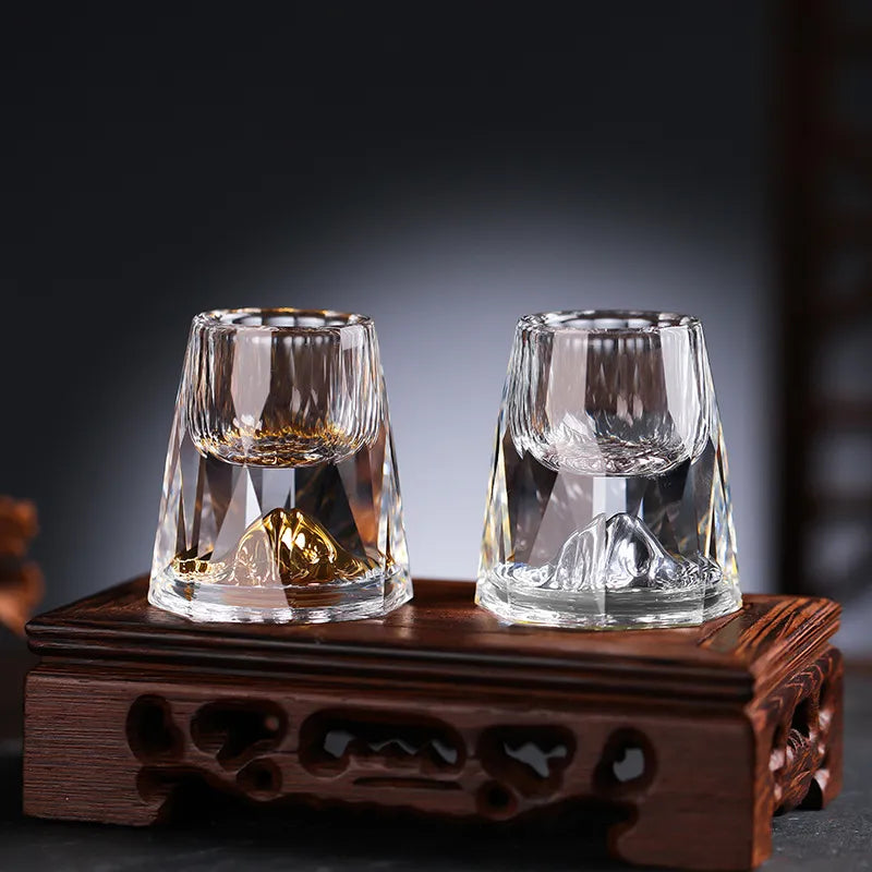 Stijlvol cognacglas van handgeblazen kristal met luxe goudvlokken. Geniet van je premium drankjes in elegantie.