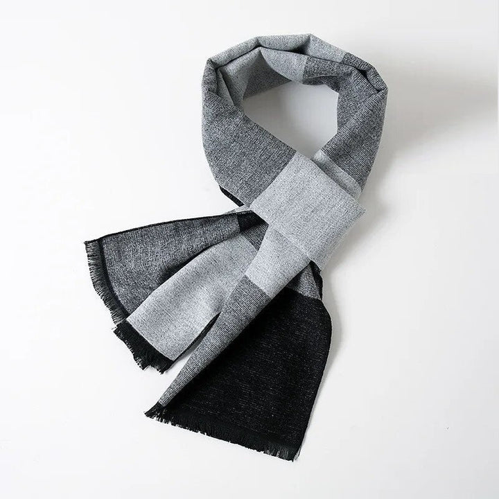 Warme kasjmier sjaal met blauw ruitpatroon voor heren, een luxe winter accessoire.