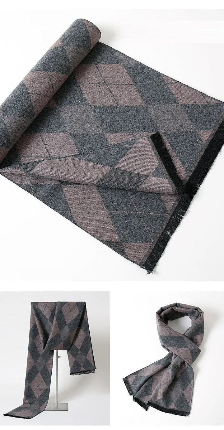 Heren kasjmier sjaal met ruitpatroon: een luxe en warme toevoeging aan uw outfit.