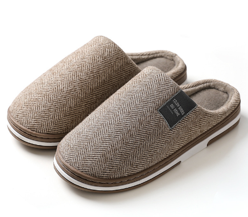 Herenpantoffels voor ultiem huiscomfort, warm en antislip, in een gezellige huiselijke setting.